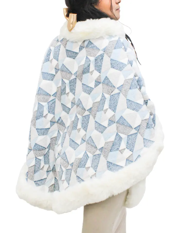 Capa de invierno estampado azul con orilla de peluche blanco de 108x88x0.1cm - Image 3