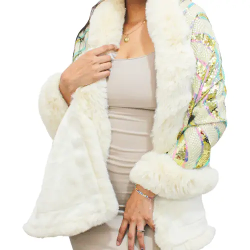 Capa de invierno beige con orilla de peluche y lentejuelas de 96x74x0.1cm