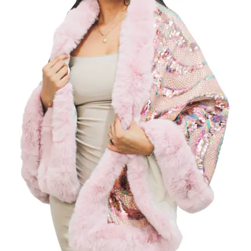 Capa de invierno rosa con orilla de peluche y lentejuelas de 96x74x0.1cm