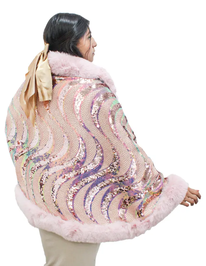 Capa de invierno rosa con orilla de peluche y lentejuelas de 96x74x0.1cm - Image 3