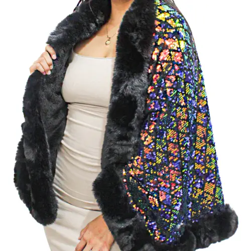 Capa de invierno negra con dorado y orilla de peluche con lentejuelas de 96x74x0.1cm