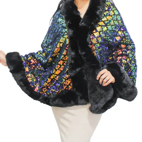 Capa de invierno negra con dorado y orilla de peluche con lentejuelas de 96x74x0.1cm