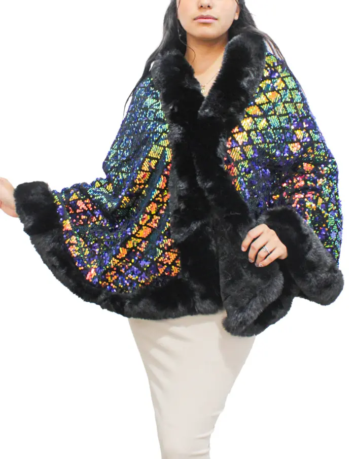 Capa de invierno negra con dorado y orilla de peluche con lentejuelas de 96x74x0.1cm - Image 2