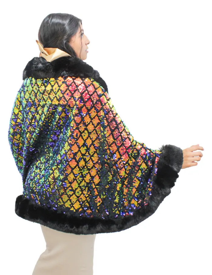 Capa de invierno negra con dorado y orilla de peluche con lentejuelas de 96x74x0.1cm - Image 3