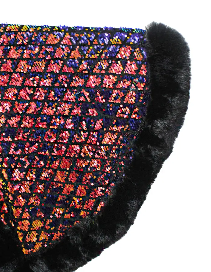 Capa de invierno negra con dorado y orilla de peluche con lentejuelas de 96x74x0.1cm - Image 4