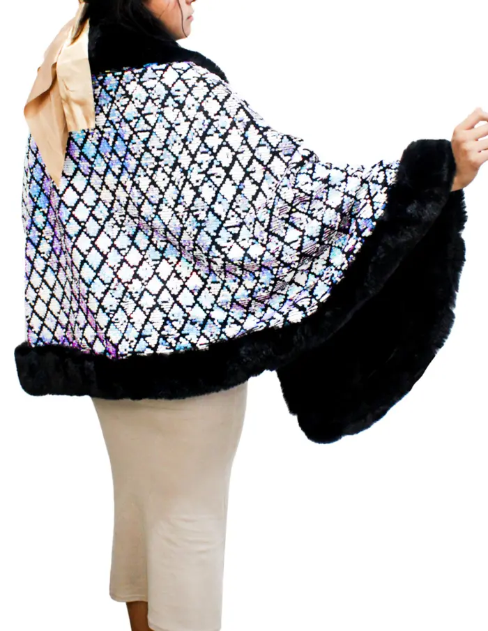Capa de invierno con rombos plateados y orilla de peluche con lentejuelas de 96x74x0.1cm - Image 3