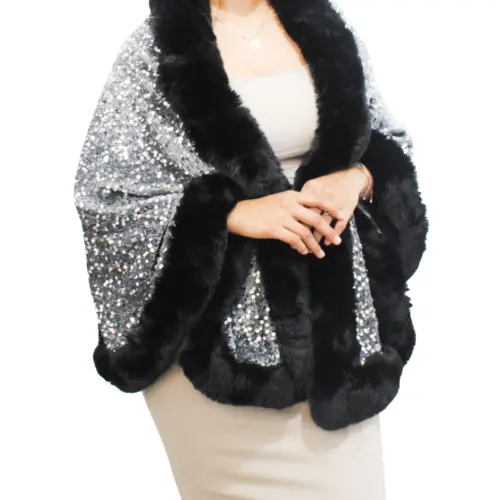 Capa de invierno gris con orilla de peluche y lentejuelas de 96x80x0.1cm