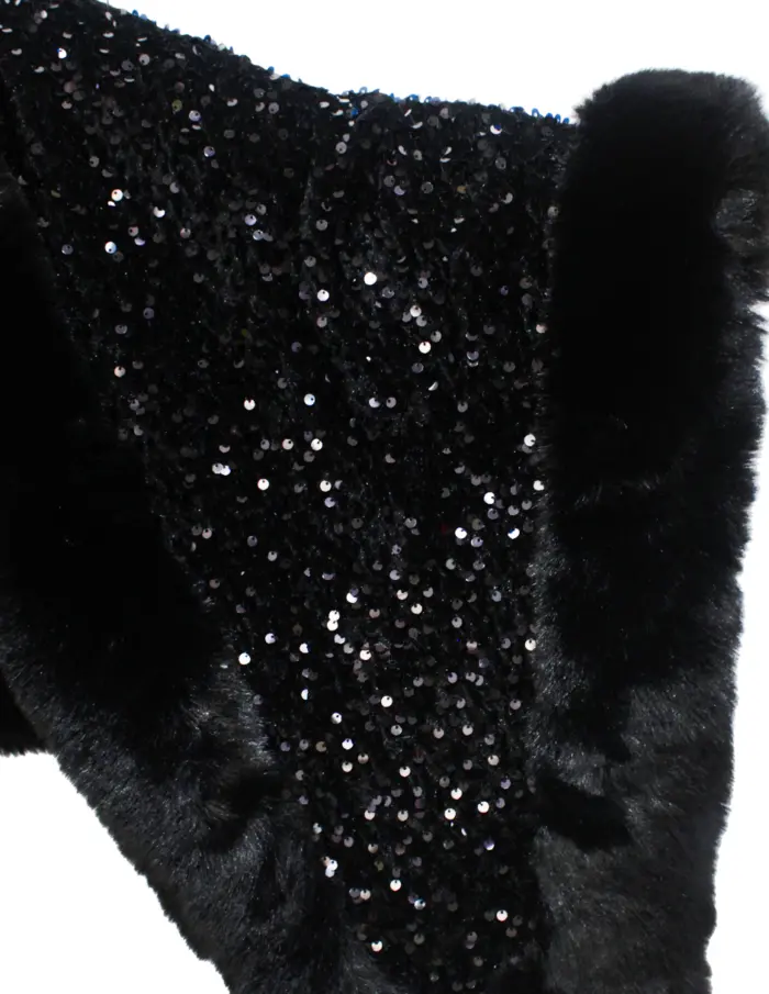 Capa de invierno negra con orilla de peluche y lentejuelas de 80x70x0.1cm - Image 4
