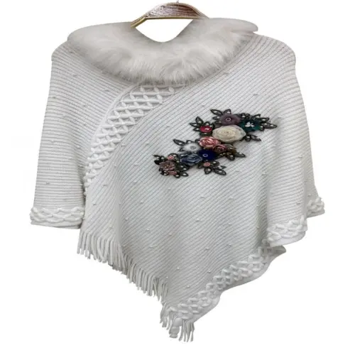 Capa de invierno blanca con flor bordada de 90x85x0.1cm