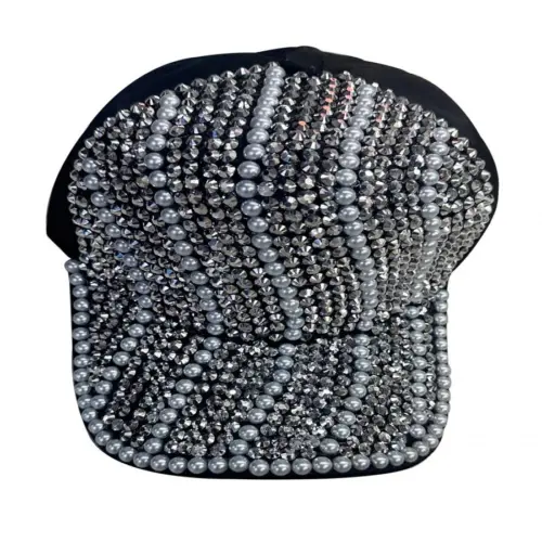 Gorra negra con brillantes y perlas de 15x28x10cm