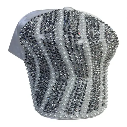 Gorra blanca con brillantes y perlas de 15x28x10cm
