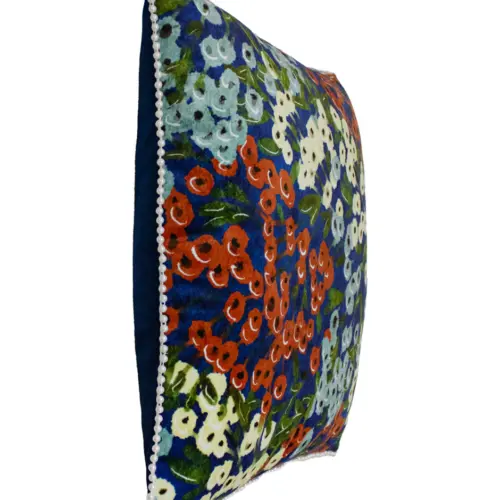 Cojín estampado diseño floreado con perlas en las orillas de 45X45cm 100% polyester