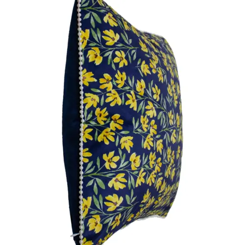 Cojín estampado azul con flores amarillas con perlas en las orillas de 45x45cm 100% polyester