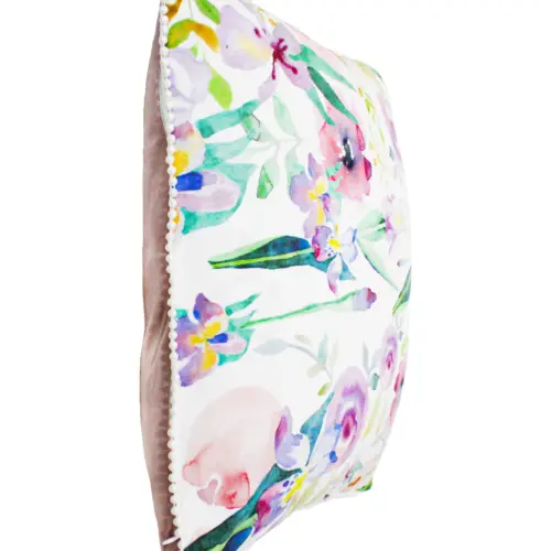 Cojín estampado blanco con flores moradas y lilas con borde aperlado de 45X45cm 100 % polyester