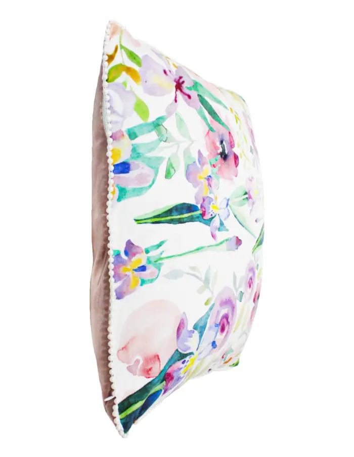 Cojín estampado blanco con flores moradas y lilas con borde aperlado de 45X45cm 100 % polyester - Image 2