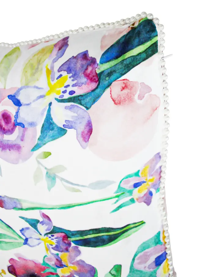 Cojín estampado blanco con flores moradas y lilas con borde aperlado de 45X45cm 100 % polyester - Image 3