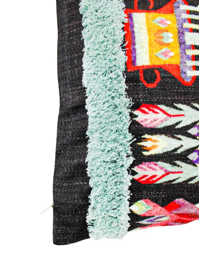 Cojín estampado negro con azul y rojo con borde azul de 45X45cm 100% Polyester - Image 3