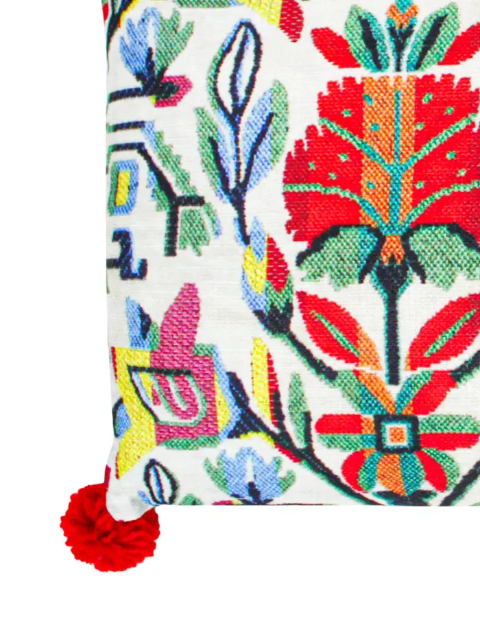 Cojín estampado blanco con bordado de colores con pompones rojos de 30X60cm 100% Polyester - Image 3