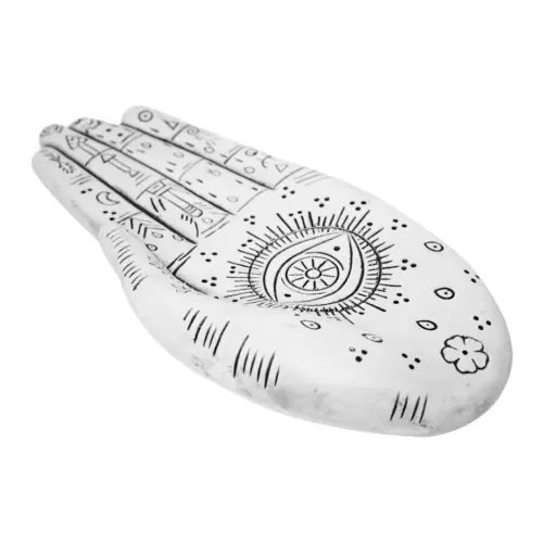 Mano de poliresina diseño amuleto blanco con grabado negro de 20×9.5×2.5cm