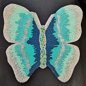 Mantel individual bordado de chaquiras diseño mariposa azul de 35cm