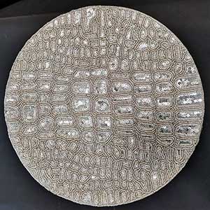 Mantel individual bordado de chaquiras plateadas de 35cm