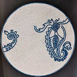 Mantel individual bordado de chaquiras blanco con azul de 35cm