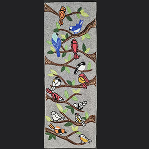 Camino de mesa bordado de chaquiras diseño cardenales gris con multicolor de 90x34cm