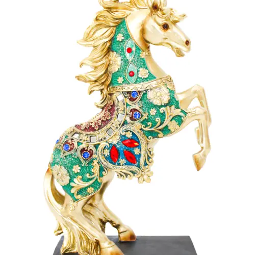 Caballo de poliresina en dos patas con brillantes de color verde con rojo de 21x9x34.5cm