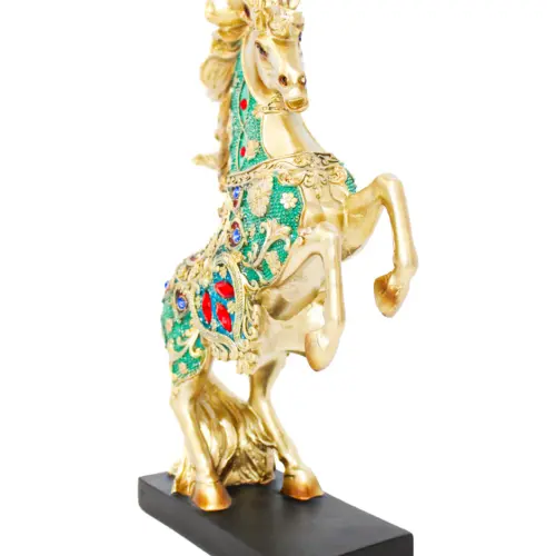 Caballo de poliresina en dos patas con brillantes de color verde con rojo de 21x9x34.5cm