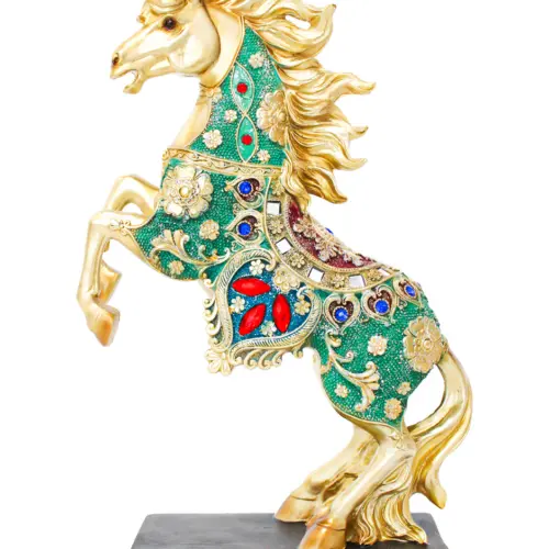 Caballo de poliresina dorado con detalles verdes con rojo de 25x10x39cm