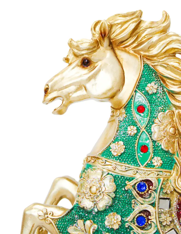 Caballo de poliresina dorado con detalles verdes con rojo de 25x10x39cm - Image 3