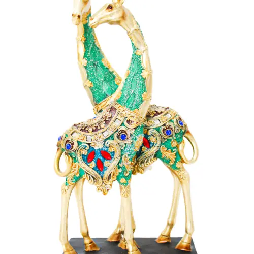 Pareja de jirafas de poliresina doradas con detalles verdes y rojos de 17x8x34cm