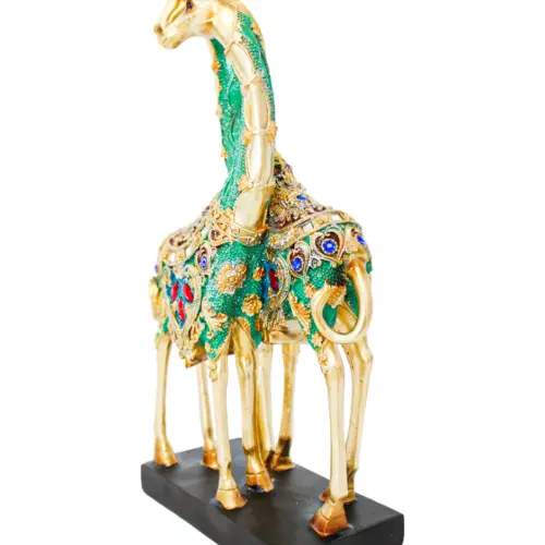Pareja de jirafas de poliresina doradas con detalles verdes y rojos de 17x8x34cm