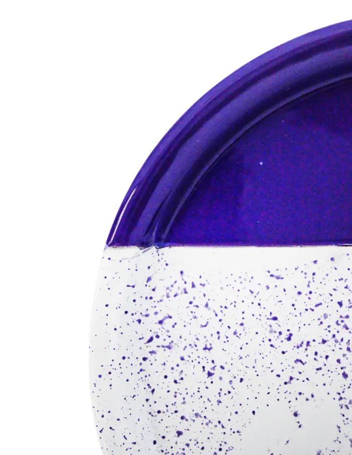 Plato de peltre morado con blanco y puntos de 26x26x1.5cm - Image 3