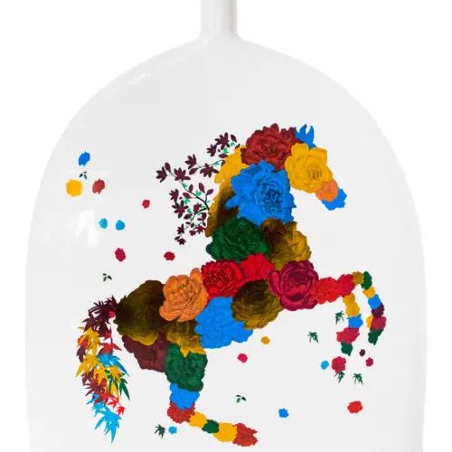 Florero de porcelana diseño botella blanca con caballo de colores de 35.5x8x40cm