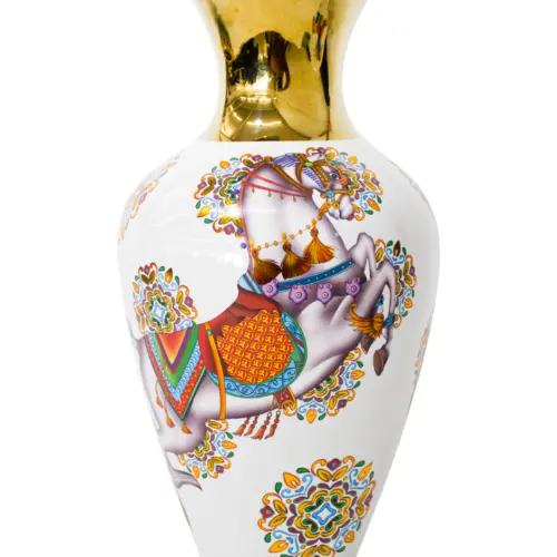 Jarrón de porcelana blanco con dorado y caballo de colores de 18x18x36cm