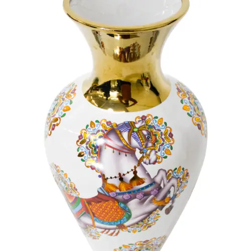 Jarrón de porcelana blanco con dorado y caballo de colores de 18x18x36cm