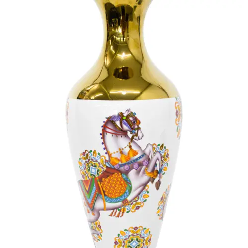 Jarrón de porcelana blanco con dorado y caballo de colores de 20.5×20.5x51cm