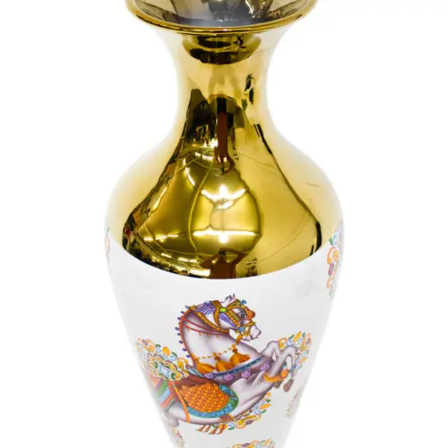 Jarrón de porcelana blanco con dorado y caballo de colores de 20.5×20.5x51cm