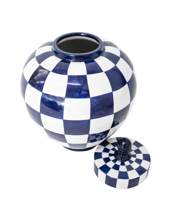 Tibor de porcelana diseño ajedrez blanco con azul marino de 23x23x31cm - Image 2