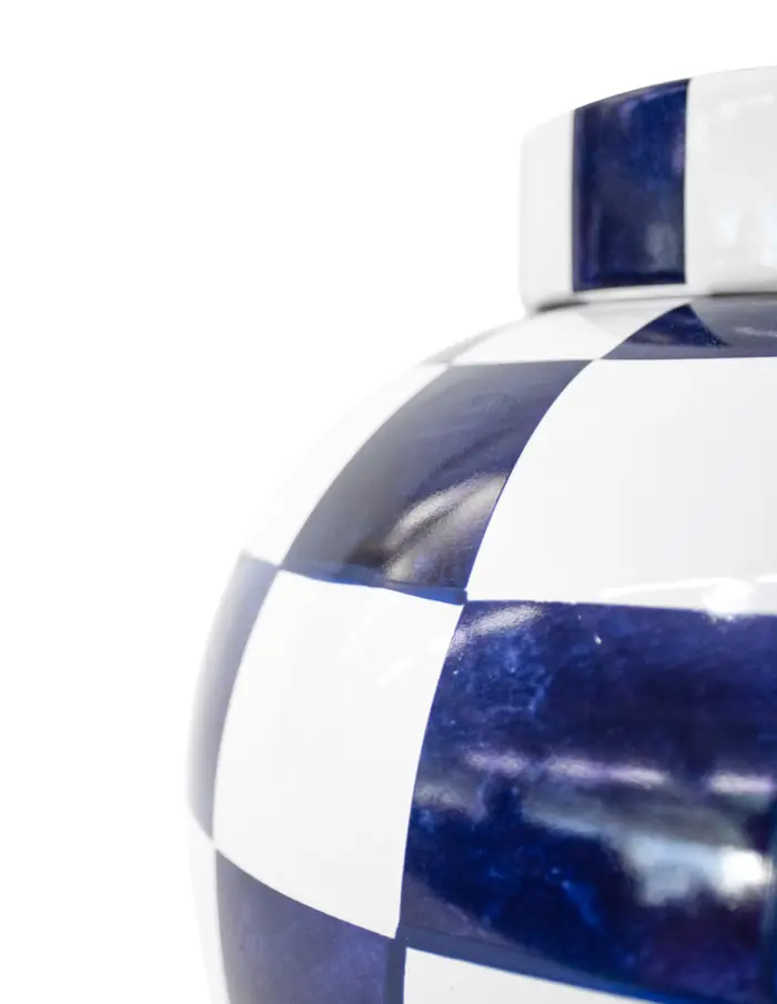 Tibor de porcelana diseño ajedrez blanco con azul marino de 23x23x31cm - Image 3