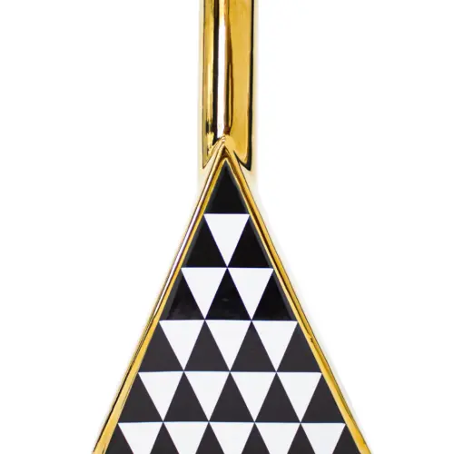 Jarrón de porcelana dorado triangular negro con blanco de 20x7x34cm