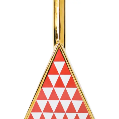 Jarrón de porcelana dorado triangular rojo con blanco de 24x7x41.5cm