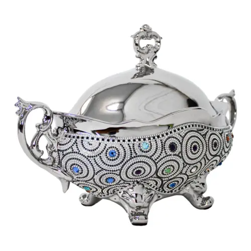 Bombonera de porcelana con tapa plateada e incrustaciones de cristales de 41×20.5x28cm