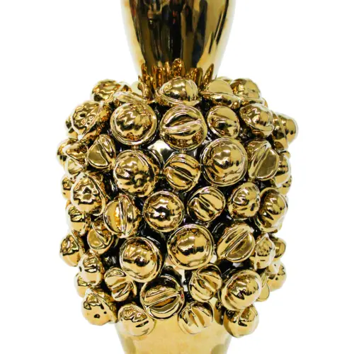 Florero de porcelana dorada con nueces de 30x30x47.5cm