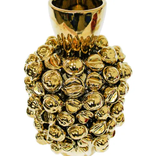 Florero de porcelana dorada con nueces de 30x30x47.5cm