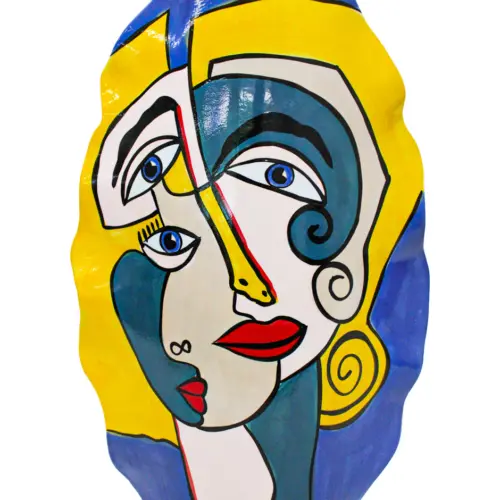 Florero de porcelana ondulado con rostros de muejres de 29.8×14.5x46cm