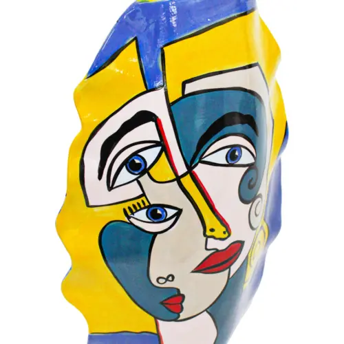 Florero de porcelana ondulado con rostros de muejres de 29.8×14.5x46cm