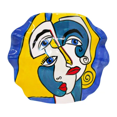 Florero de porcelana ondulado con rostros de muejeres de 32.5×11.8x28cm