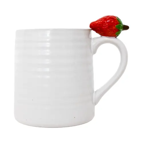 Taza de porcelana blanca con fresa de 12.8×9.6×11.6cm